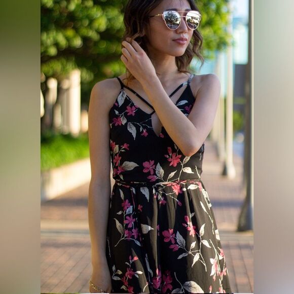 SIENNA SKY BLACK FLORAL ROMPER SIZE SMALL NWOT - Picture 5 of 10